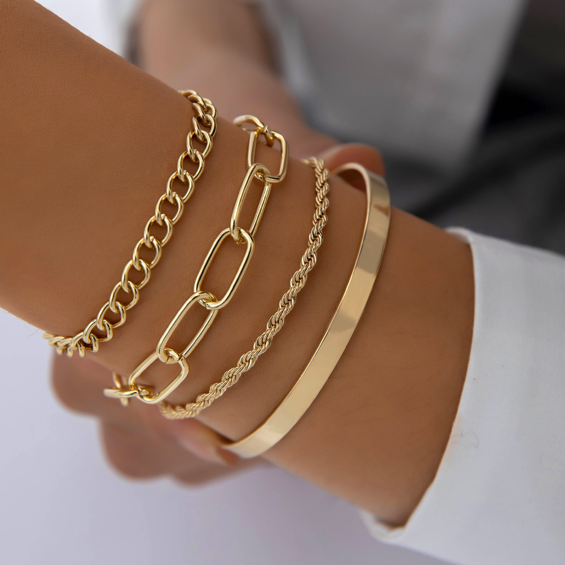 Ensemble de quatre bracelets à chaîne épaisse en or exagéré et minimaliste